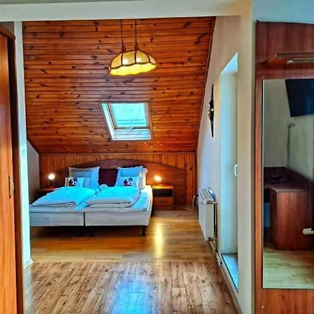 Holiday home Dom W Karkonoszach Z Basenem 5 Sypialni Kowary
